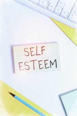 Öz saygıyı gösteren bir mesaj. Kavramsal fotoğraf, kendine ve yeteneklerine saygı duyma hissi masanın üzerinde pc klavyesiyle yatar ve metin iletileri için boşluk kağıdını kopyalardı..