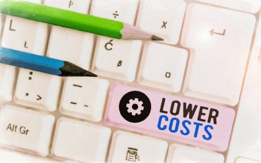 Düşük Maliyetleri gösteren bir not. İş fotoğraflarının gösterilmesi ürünün analizini artırmak için düşük fiyat biçti.