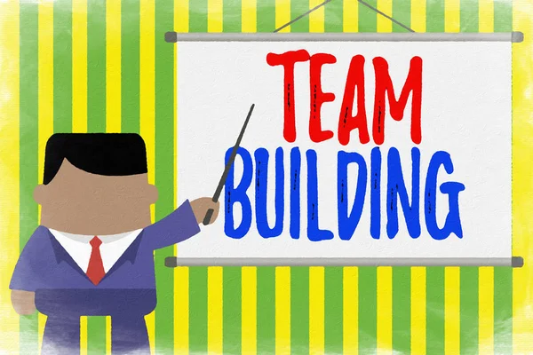 Píšu text Team Building. Podnikatelský koncept pro různé typy aktivit využívaných k posílení společenských vztahů Podnikatel stojící v čele projektoru projekční plátno ukazující na projekt idea. — Stock fotografie