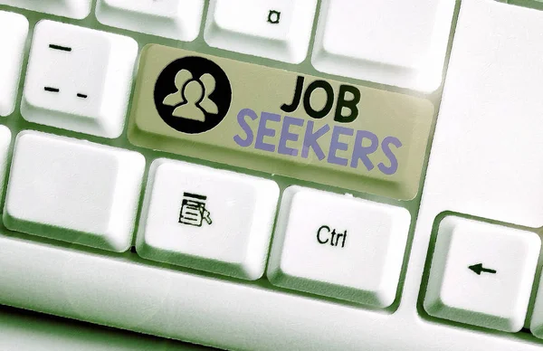 ジョブ検索を示すテキスト記号。仕事を積極的に探している失業者を示す概念的な写真白い背景キーコピースペースの上に空のノート紙と白いPCのキーボード. — ストック写真