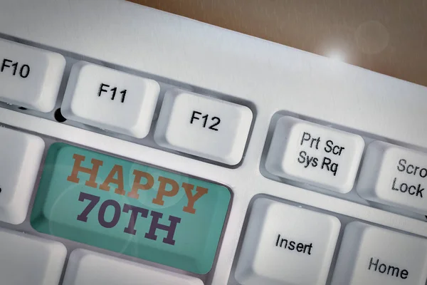 Tekst pisma Happy 70th. Koncepcja oznaczająca radosną okazję do obchodów 70. roku życia. — Zdjęcie stockowe