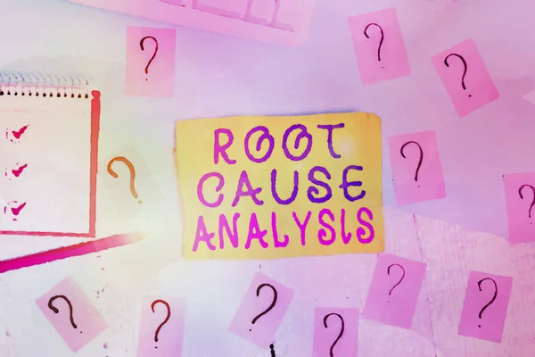 Escribiendo nota mostrando Análisis de Causa Raíz. Muestra de fotos de negocios Método de resolución de problemas Identificar fallas o problemas Herramientas de escritura y papel garabateado en la parte superior de la mesa de madera . —  Fotos de Stock