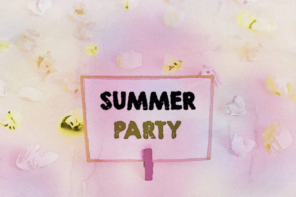サマーパーティーを示すメモを書く。夏休みや学校休み中に開催された懇親会を紹介するビジネス写真カラークランプ紙空のリマインダピンクの床の背景の服ピン. — ストック写真