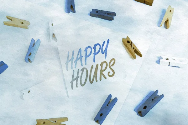 Sinal de texto mostrando Happy Hours. Foto conceitual quando as bebidas são vendidas a preços reduzidos em um bar ou restaurante Papel de espinha de roupa colorido lembrete vazio amarelo piso azul fundo escritório . — Fotografia de Stock