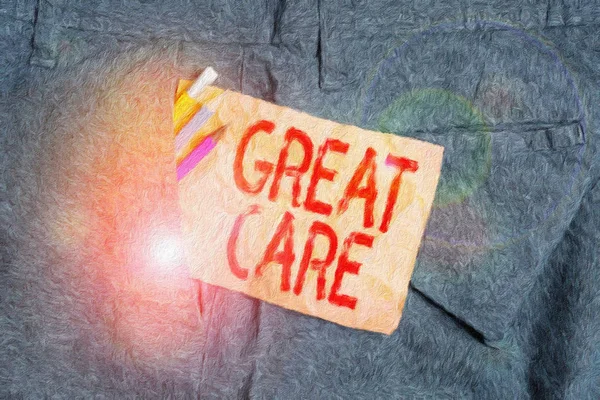 ワードライティングテキスト｜Great Care偉大なまたは過剰なケアや優しさで誰かを治療するためのビジネスコンセプト人の作業ズボンのポケットの中に機器や茶色のノートの紙を書きます. — ストック写真