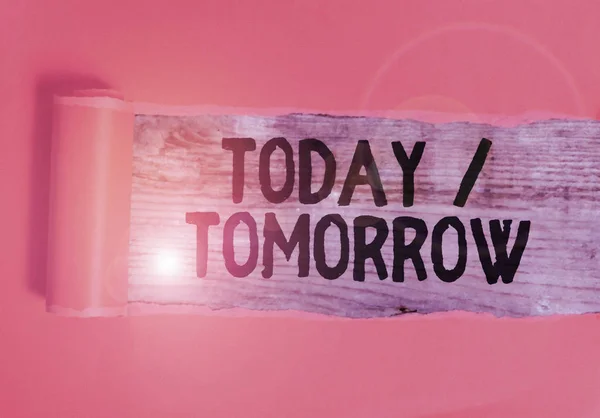 今日または明日の単語の執筆テキスト。今起こっていることと未来がもたらすもののためのビジネスコンセプト木製の古典的なテーブルの上に置かれた中央に引き裂かれた段ボール. — ストック写真