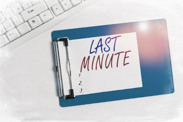 Szövegírás Last Minute. Üzleti koncepció kész vagy előforduló a lehető legkésőbbi időpontban, mielőtt egy esemény Lapos feküdt asztal felett pc billentyűzet és másolja tér jegyzet papír. — Stock Fotó
