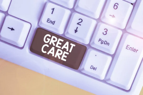 ワードライティングテキスト｜Great Care偉大なまたは過度のケアや優しさを持つ誰かを治療するためのビジネスコンセプト白の背景キーコピースペースの上に空のノートパソコンキーボード. — ストック写真