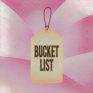 El yazısı Kova Listesi. Kavram, bir göstericinin yapmak istediği veya başarmak istediği şeylerin listesi anlamına gelir boş etiketli, renkli arkaplan dikdörtgeni iliştirilmiş.