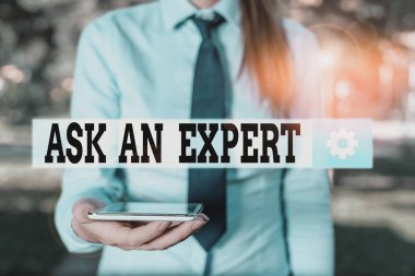 Ask An Expert 'ı gösteren kavramsal el yazısı. İş fotoğrafı tanıtım programı. Bilgisayarlı ve cep telefonlu iş kadını hakkında bilgisi olan birine danışın..