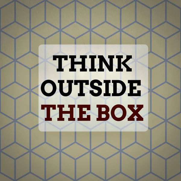 ป้ายข้อความแสดง Think Outside The Box รูปภาพแนวคิด เป็นความคิดที่แตกต่างกันที่ไม่ซ้ํากันนําการระดมความคิดบล็อกสีน้ําเงินไร้รอยต่อลูกบาศก์พื้นหลังสีเหลืองลึกมุมมอง . — ภาพถ่ายสต็อก