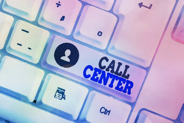 Escrita de mão conceitual mostrando Call Center. Texto de foto de negócios um escritório no qual um grande número de chamadas telefônicas são tratadas Teclado pc branco com papel de nota acima do fundo branco . — Fotografia de Stock