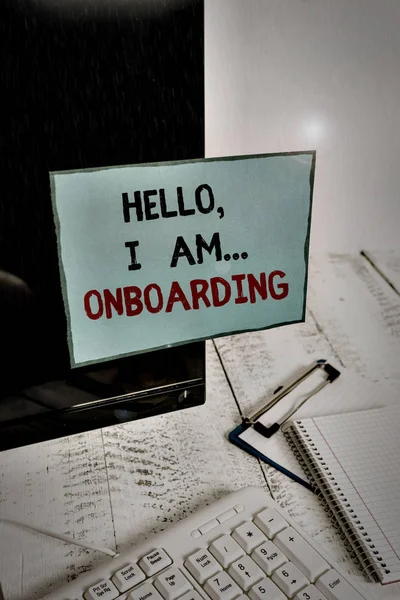 Note d'écriture montrant Hello I Am Onboarding. Photo d'affaires montrant que vous êtes à bord d'un navire ou d'un avion Note papier scotché à l'écran noir de l'ordinateur près du clavier et stationnaire . — Photo