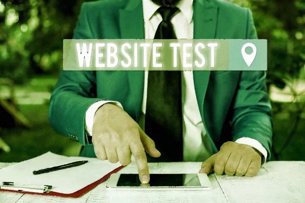 Nota di scrittura che mostra il test del sito web. Business photo showcase test i siti web o le applicazioni web per potenziali bug Businessman con il dito puntato di fronte a lui . — Foto Stock
