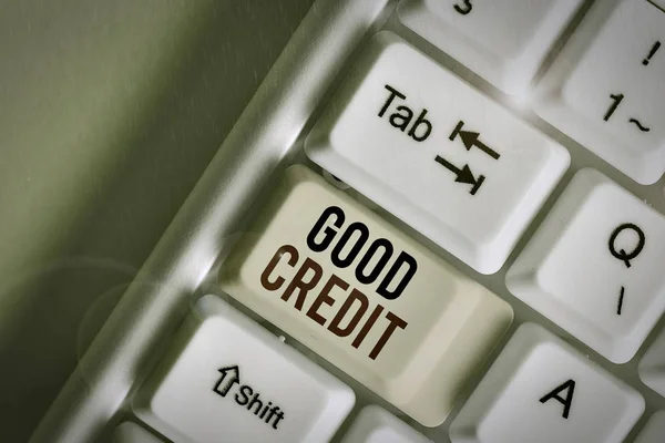Написання записки, що показує хороший кредит. Бізнес-фотографії, що демонструють позичальника, мають відносно високу кредитну оцінку і безпечний кредитний ризик . — стокове фото