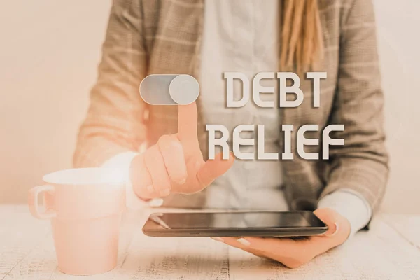 Текстовый знак, показывающий облегчение долгов. Концептуальное фото - сокращение суммы долга, который страна должна выплатить Деловой женщине, сидящей с мобильным телефоном и чашкой кофе на столе . — стоковое фото