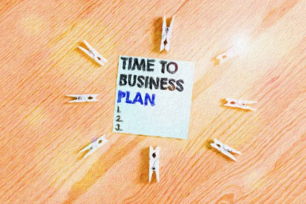 Texto de escritura de palabras Time To Business Plan. Concepto de negocio para organizar el horario de trabajo Producto de marketing Papeles de pinza de ropa de colores recordatorio vacío piso de madera fondo oficina . — Foto de Stock