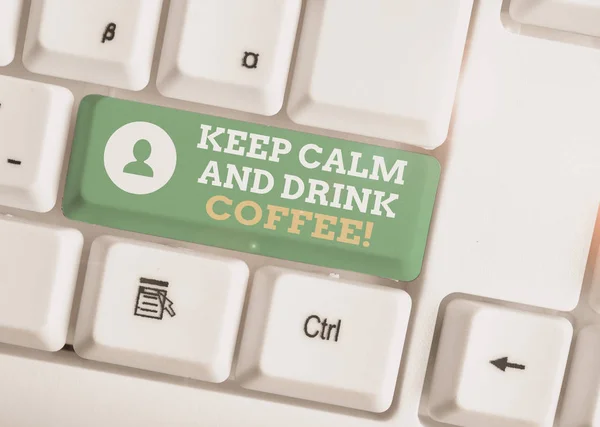 Scrittura a mano concettuale che mostra Keep Calm And Drink Coffee. Testo foto aziendale incoraggiare dimostrando di godere di bevanda di caffeina e rilassarsi Tastiera bianca pc con carta nota sopra lo sfondo bianco . — Foto Stock