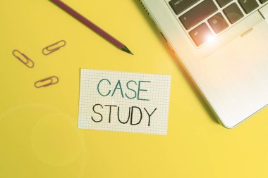 Kelime yazma vakası çalışması. Sosyal bilimlerde yaygın olarak kullanılan araştırma metodolojisi iş konsepti. Metalik dizüstü bilgisayar kalem kare kağıt kaplama renkli arka plan.