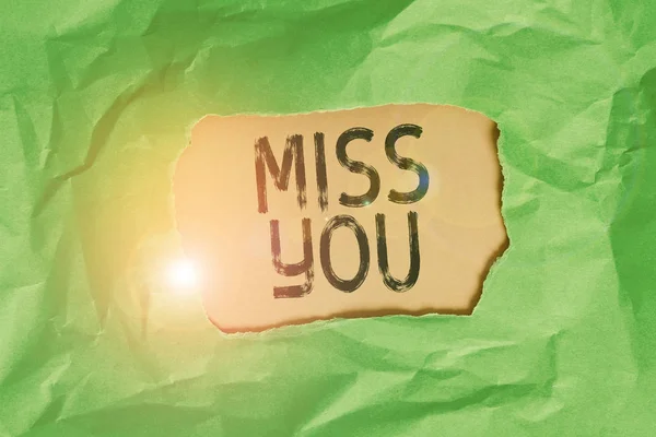 Handschrift sms Miss You. Concept betekent Zich verdrietig voelen omdat je hier niet meer liefdevolle boodschap Groene kreupel gescheurd gekleurd papier blad centrum verscheurd kleurrijke achtergrond. — Stockfoto