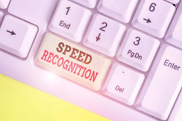Texte manuscrit Speed Recognition. Concept signifiant la technologie utilisée pour détecter et reconnaître sur excès de vitesse voiture . — Photo