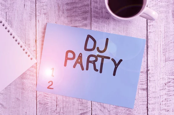 Tekst pisma Dj Party. Koncepcja oznacza pokazanie, kto wprowadza i odtwarza nagraną muzykę popularną w radiu Stacjonarny umieszczony obok filiżanki czarnej kawy nad drewnianym stołem. — Zdjęcie stockowe