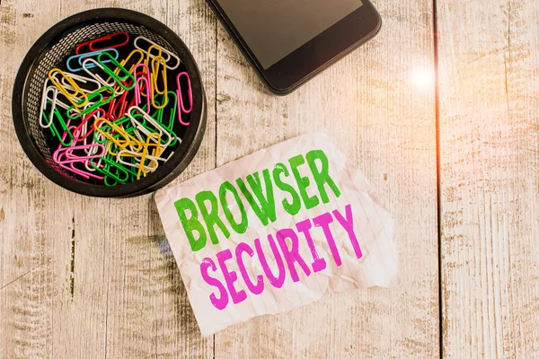 Schrijfbriefje met Browser Security erop. Zakelijke foto showcasing beveiliging aan webbrowsers ter bescherming van netwerkgegevens Rimpelpapier en karton geplaatst boven houten achtergrond. — Stockfoto