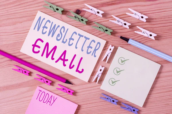 Conceptuele handschrift tonen Nieuwsbrief E-mail. Zakelijke foto presentatie e-mail verzonden naar abonnees hen te informeren over het nieuws Gekleurde verkreukelde papieren houten vloer achtergrond wasknijper. — Stockfoto