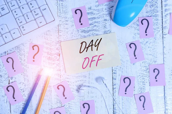 Ordskrivning text Day Off. Affärsidé för när du inte går till jobbet trots att det oftast är en arbetsdag Skriva verktyg, datorgrejer och klottrat papper på toppen av träbordet. — Stockfoto