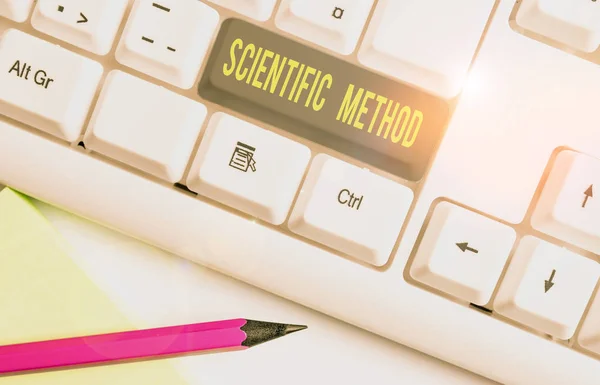 Ecriture conceptuelle montrant la méthode scientifique. Business photo texte méthode de procédure qui a caractérisé les sciences naturelles Clavier pc blanc avec papier de note au-dessus du fond blanc . — Photo