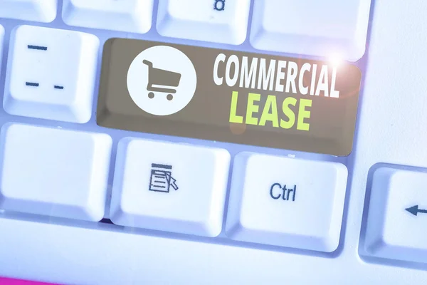 Texto para escrita de palavras Commercial Lease. Conceito de negócio para contrato entre um senhorio e um inquilino de propriedade comercial . — Fotografia de Stock