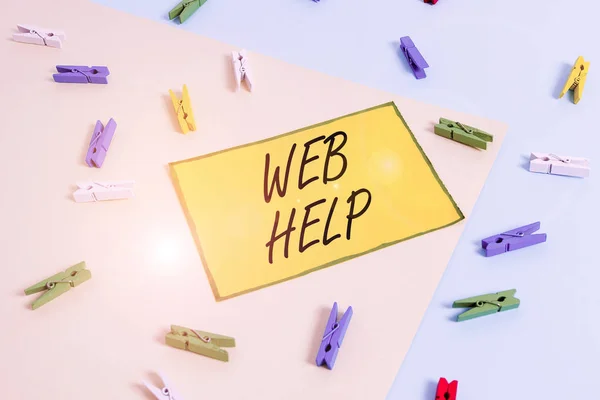 Word het schrijven van tekst Web Help. Zakelijk concept voor procedurele of referentie-informatie geleverd via computer Kleurenpincet leeg geheugensteuntje geel blauwe vloer achtergrond kantoor. — Stockfoto
