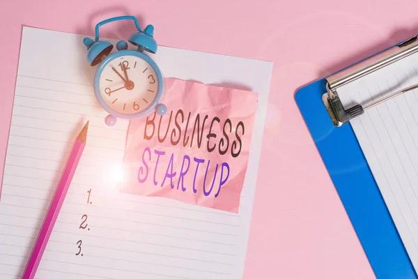 Handskrift text skriva Business Startup. Begreppet företag som är i den första etappen av sin verksamhet Pappersark not urklipp penna vintage väckarklocka färgad bakgrund. — Stockfoto
