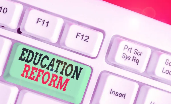 Tekst schrijven Onderwijshervorming. Bedrijfsconcept voor geplande veranderingen in de werking van een schoolsysteem. — Stockfoto