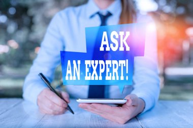 Kelime yazma Uzmanı Sor. Okuma ve onaylama için iş konsepti kadın iş adamı masa başında oturan ve cep telefonu tutan yönergeleri anlamak ve kabul etmek.