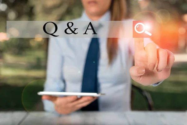 Tekstbord met Q en A. Conceptuele foto waarin demonstreren vragen stelt en een andere beantwoordt Vrouwelijke zakenman zittend aan tafel met mobiele telefoon. — Stockfoto