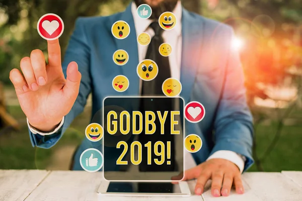 Texto de escritura de palabras Godbye 2019. Concepto de negocio para expresar buenos deseos al partir o al final del año pasado . — Foto de Stock