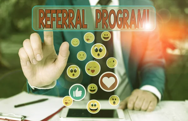 Nota escrita que muestra el Programa de Referencia. Foto comercial que muestra el método de reclutamiento interno empleado por las organizaciones . — Foto de Stock