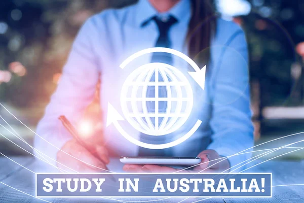 Woord schrijf tekst studie in Australië. Bedrijfsconcept voor het in het buitenland te gaan bestelling voltooi je studie. — Stockfoto