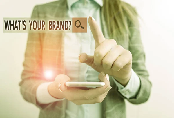 Текст написання слів What S Your Brand question. Бізнес-концепція для запитання про логотип продукту робить або те, що ви спілкуєтеся Бізнес-концепція з мобільним телефоном і діловою жінкою . — стокове фото