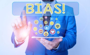 Önyargı'yı gösteren kavramsal el yazısı. Bir gösterici grubuna veya aleyhine iş fotoğrafı metin eğimi veya önyargısı.