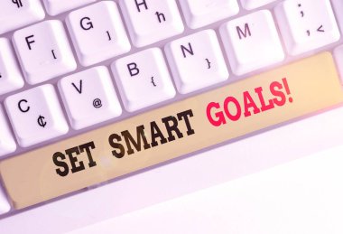 Set Smart Goals'ı gösteren kavramsal el yazısı. Fikirlerinizi netleştirmek için iş fotoğrafı vitrin listesi odak çabaları akıllıca zaman kullanın.