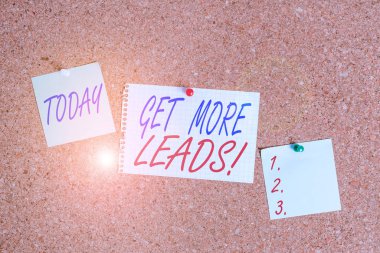 Daha Çok İpucu Bulun yazan bir mesaj. Kavramsal fotoğraf başlatma tüketicisi ilgisi ya da soruşturma ürünleri ya da hizmetler Corkboard renk renk kağıt raptiye raptiye raptiyesi bilbboard uyarı panosu.