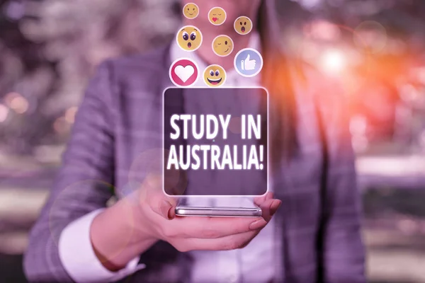 Handgeschreven tekst schrijven studie in Australië. Concept betekenis gaan in het buitenland orde Voltooi uw studies. — Stockfoto