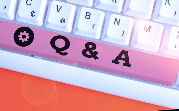 Qと質問を示すテキスト記号。質問をし、別の質問に答える概念的な写真. — ストック写真