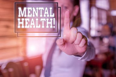 Akıl Sağlığını gösteren bir not yazıyorum. İş fotoğrafı gösterimi gösterileri psikolojik durumları göz önüne alındığında arka planda bulanık bir kadın boş uzayı işaret ediyor..