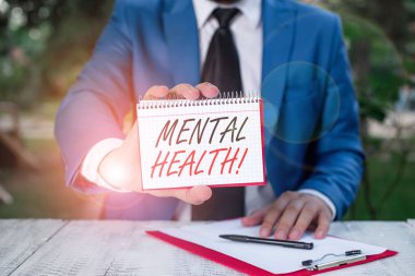 Akıl sağlığını gösteren kavramsal el yazısı. İş metni tanıtımları, psikolojik durumlarını göz önünde bulundurarak önlerinde fotokopi alanı olan boş kağıtları tutuyor..