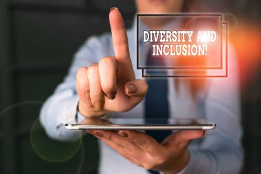 Kelime yazma çeşitliliği ve içeriği. Aralıklı huanalysis farklılığı için iş konsepti arka planda ırk cinsiyeti bulanık kadını boş alanda parmağıyla göstermeyi içeriyor.