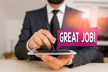 Harika bir iş çıkardığını gösteren bir mesaj. Kavramsal fotoğraf, birini iyi yaptığı bir şey için övmek için kullanılır. Erkek insan kıyafeti giyer. Sunum için yüksek teknoloji akıllı telefonu kullanın..