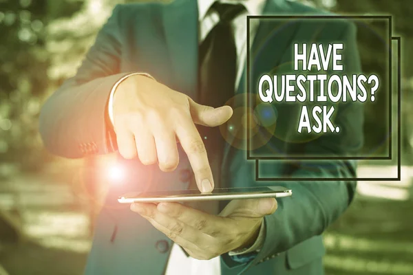 Konceptuell handstil visar Have Questionsquestion Ask. Business foto text något som du säger eller skriva för att be en demonstrerande Affärsman i blå svit med slips håller laptop i händerna. — Stockfoto